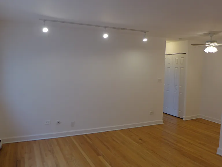 Foster Beach Apartments — Photo 4