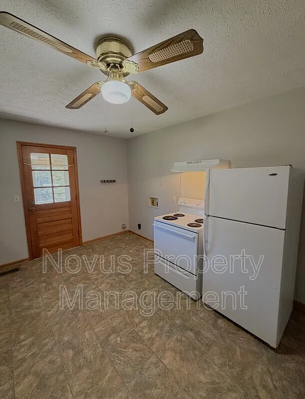 2 bed, 1.0 bath, $1,095 — Photo 4