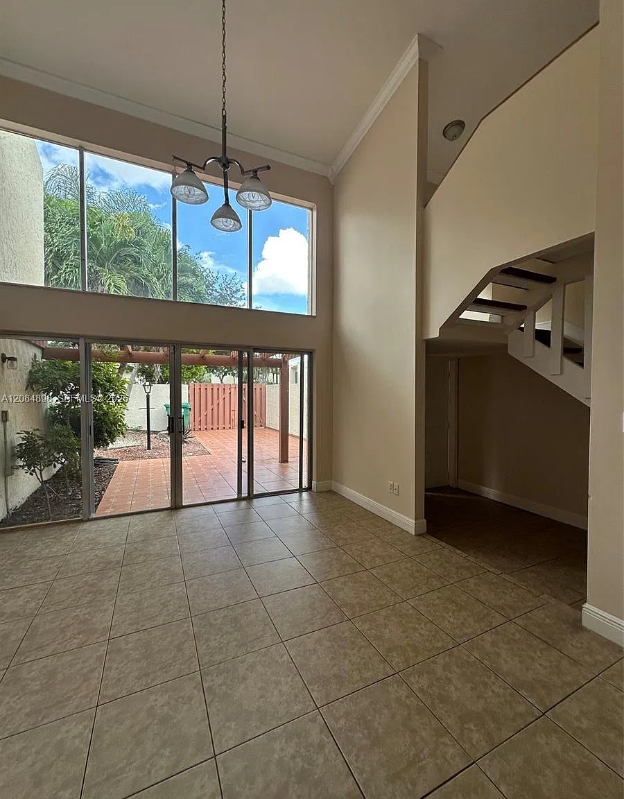 Sunset Kendall Villas — Photo 1
