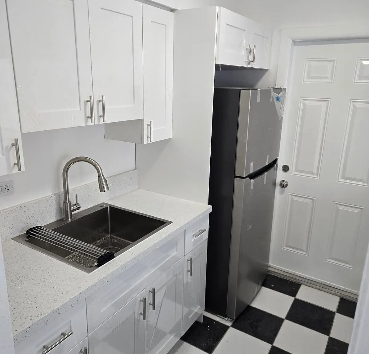 2 bed, 700 sqft, $2,300 — Photo 1
