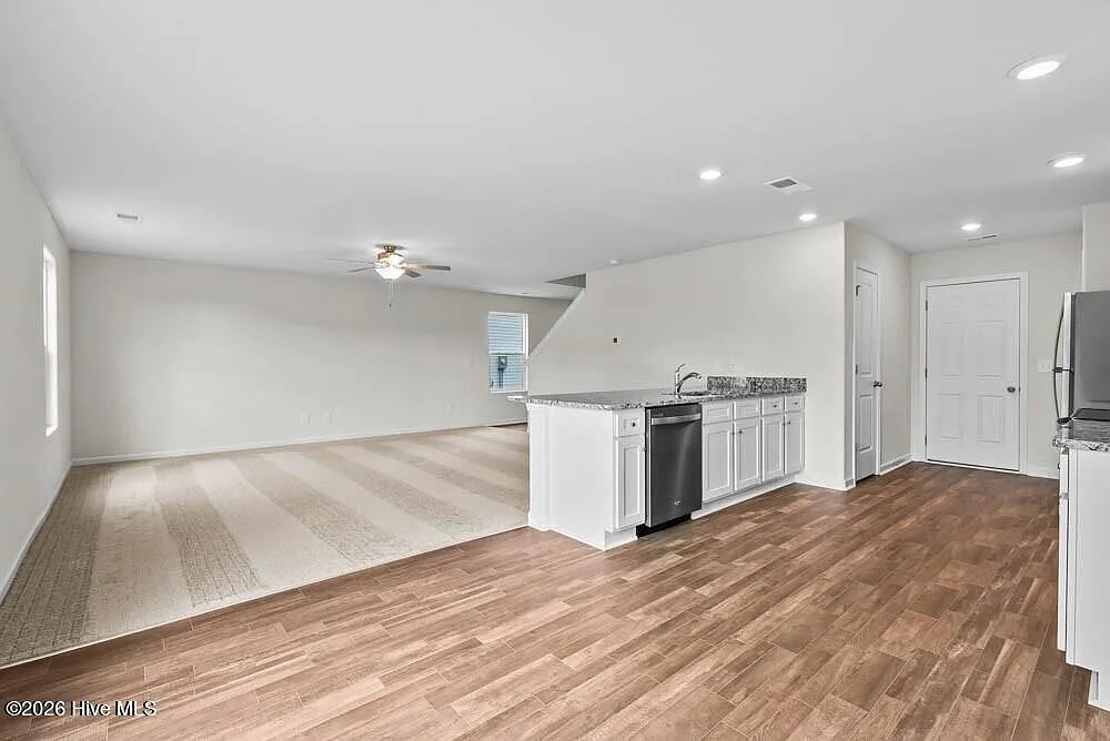 3 bed, 2.5 bath, 2025 sqft, $1,950 — Photo 4
