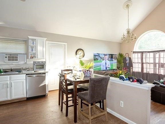 4th image of 176 Oak Ave