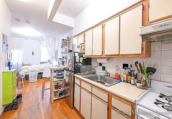 2nd image of 28 Orchard St APT 2B