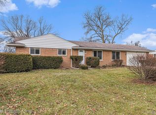 2093 N Pontiac Trl, Commerce Township, MI