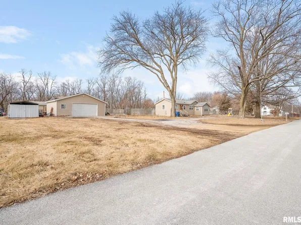 916 Ricker Hill Ct, Davenport, IA 52802