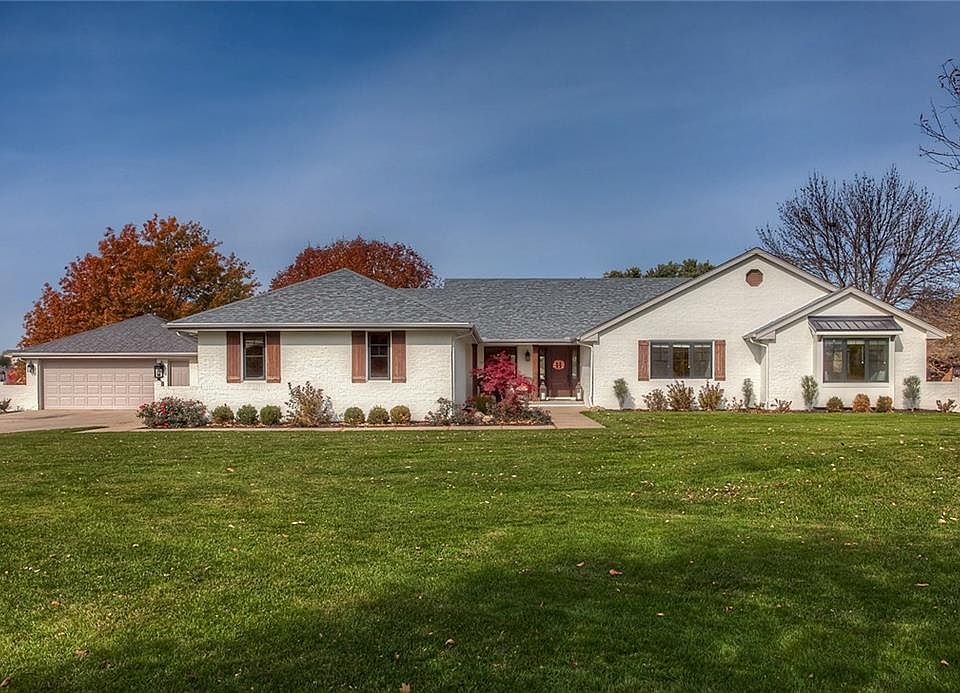 1st image of 745 SE Southbranch Dr