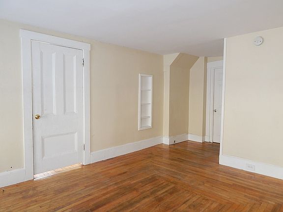 4th image of 110 Essex St APT 1