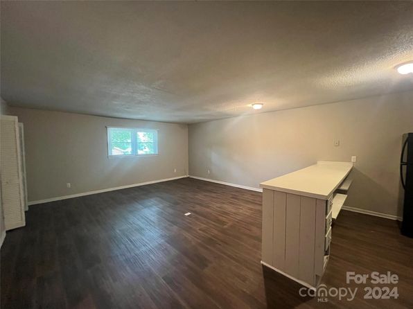 381 20th Ave NE, Hickory, NC 28601