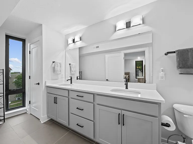 2200 W 7th St — Photo 11