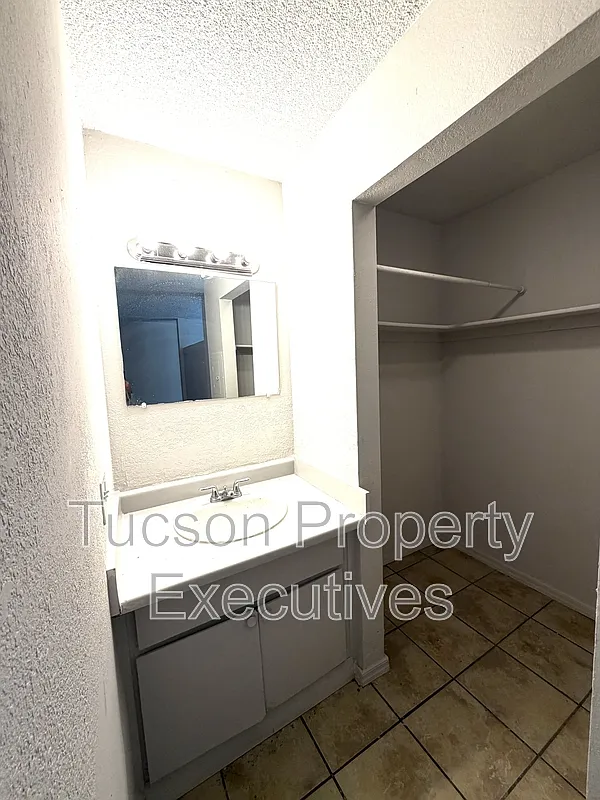 1 bed, 1.0 bath, 306 sqft, $700 — Photo 2