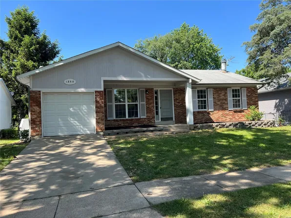 1355 Taos Dr, Saint Louis, MO 63138