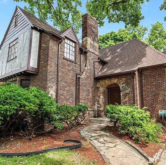 1st image of 19510 Stratford Rd #2