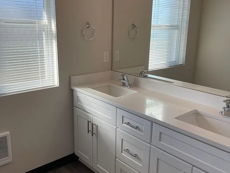 Modern design 3-bed, 2.5-bath duplex available — Photo 9