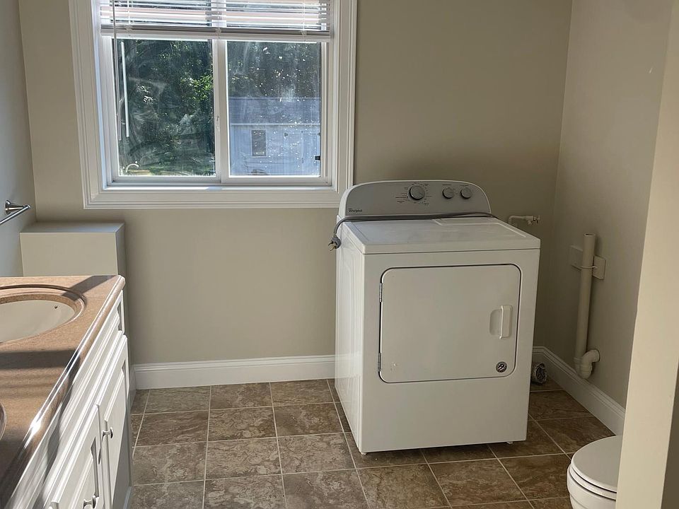 Bathroom showing washer dryer hookup