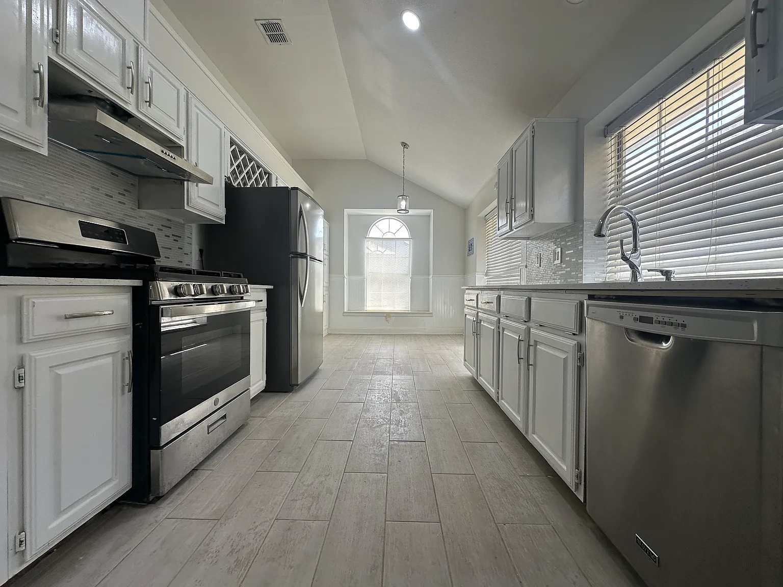 3 bed, 1420 sqft, $2,195 — Photo 4