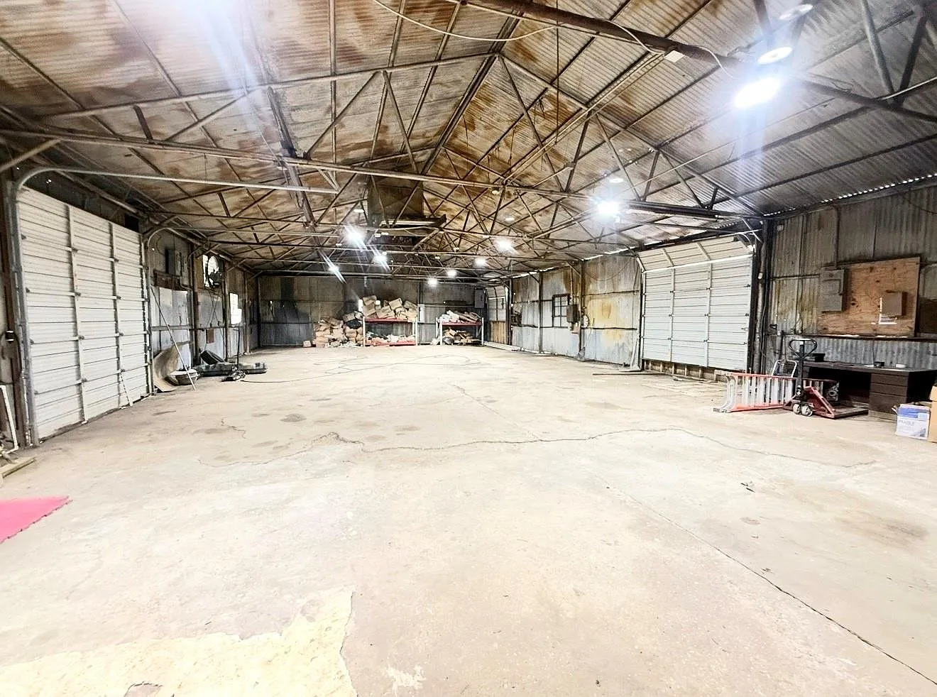 1 bed, 1.0 bath, 3800 sqft, $2,000 — Photo 3