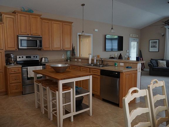 3rd image of 210 NE 38th St