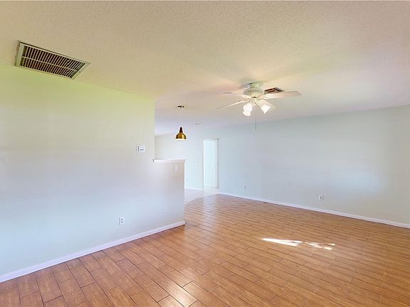 4th image of 3819 SE 12th Ave