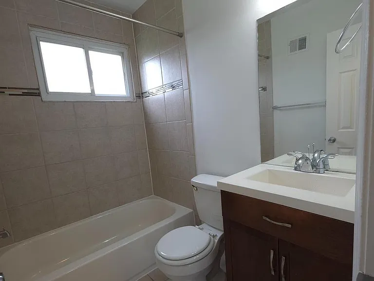2528 Iverson St — Photo 7