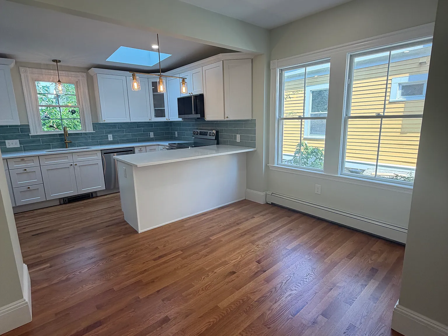 5 bed, 2100 sqft, $7,000 — Photo 1