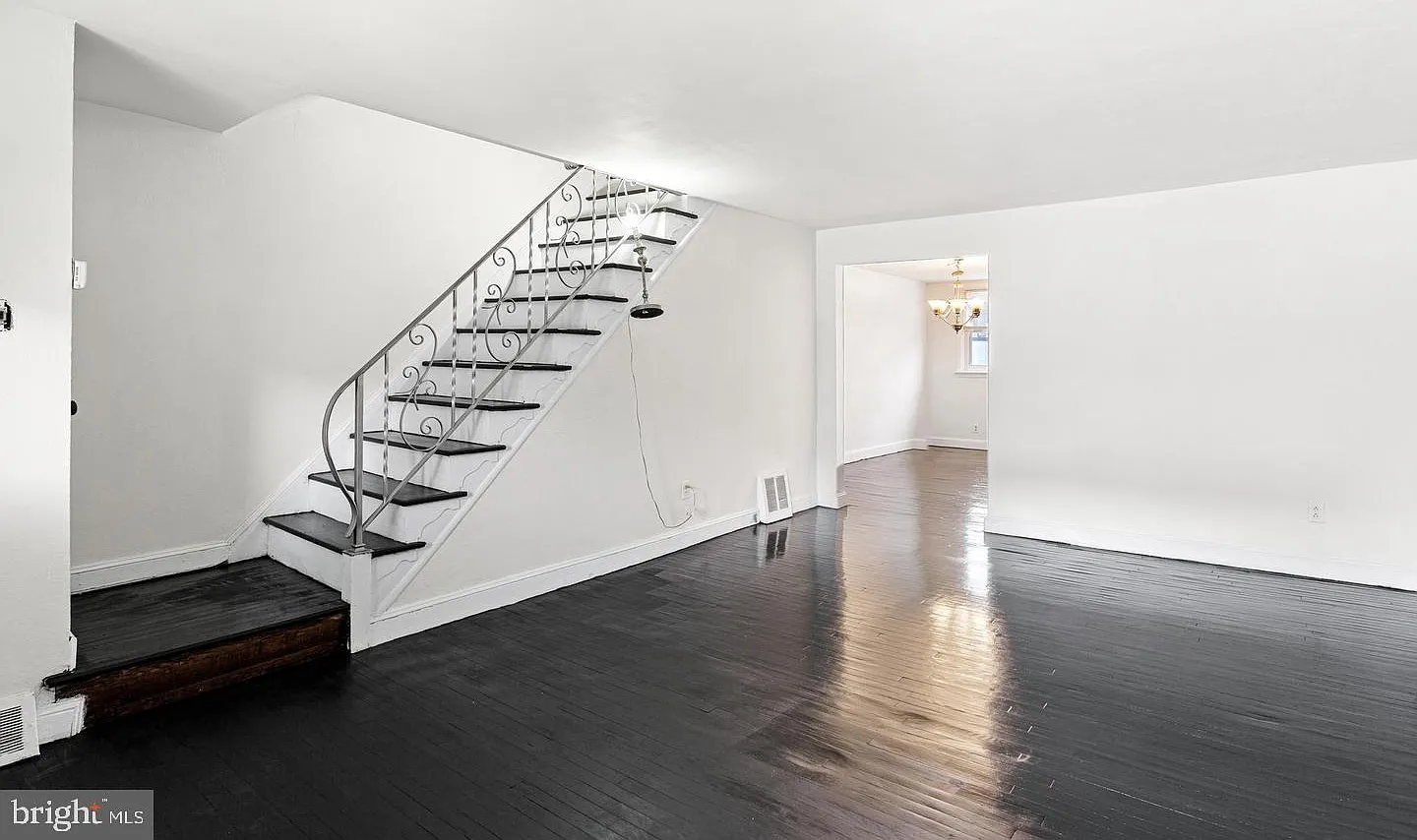 3 bed, 1.0 bath, 1120 sqft, $2,000 — Photo 2