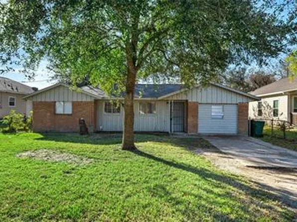 105 Plum St, La Marque, TX 77568