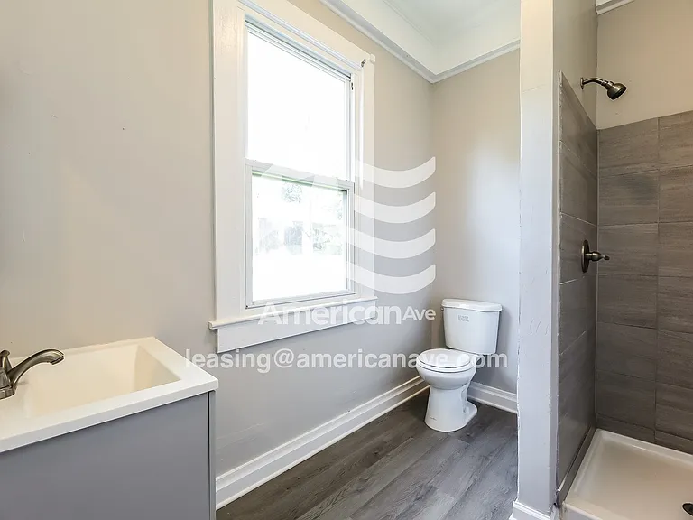 1643599_009_main_bathroom_10.jpg