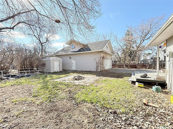 4th image of 408 Assiniboia St