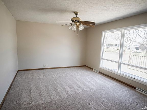 2nd image of 2150 Edward St