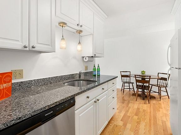 3rd image of 100 Lexington St APT B4
