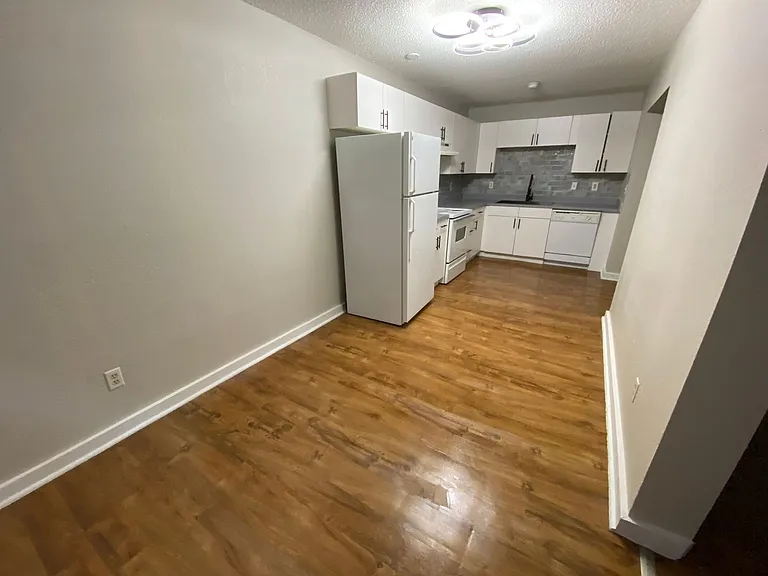 Raintree Apartments — Photo 9