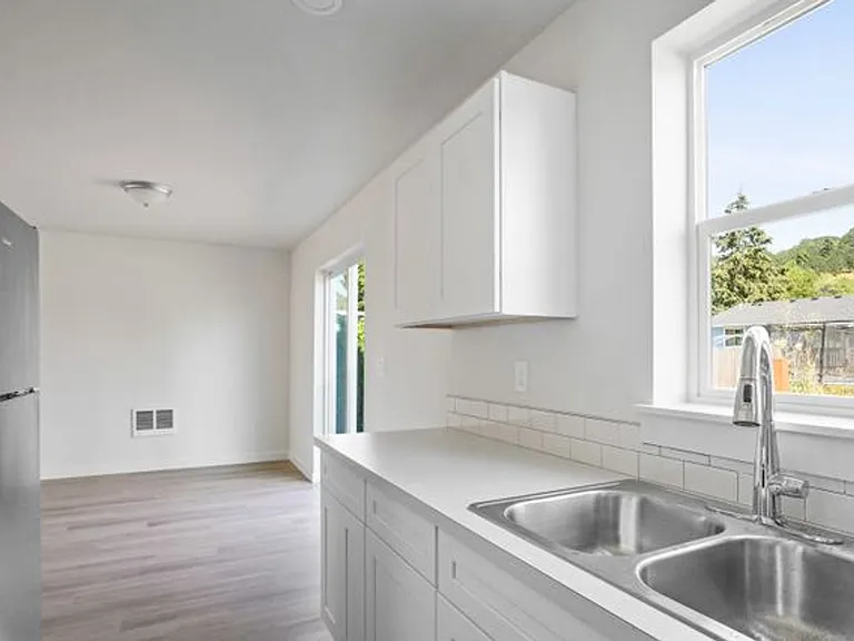 737 NE Sherman St — Photo 5