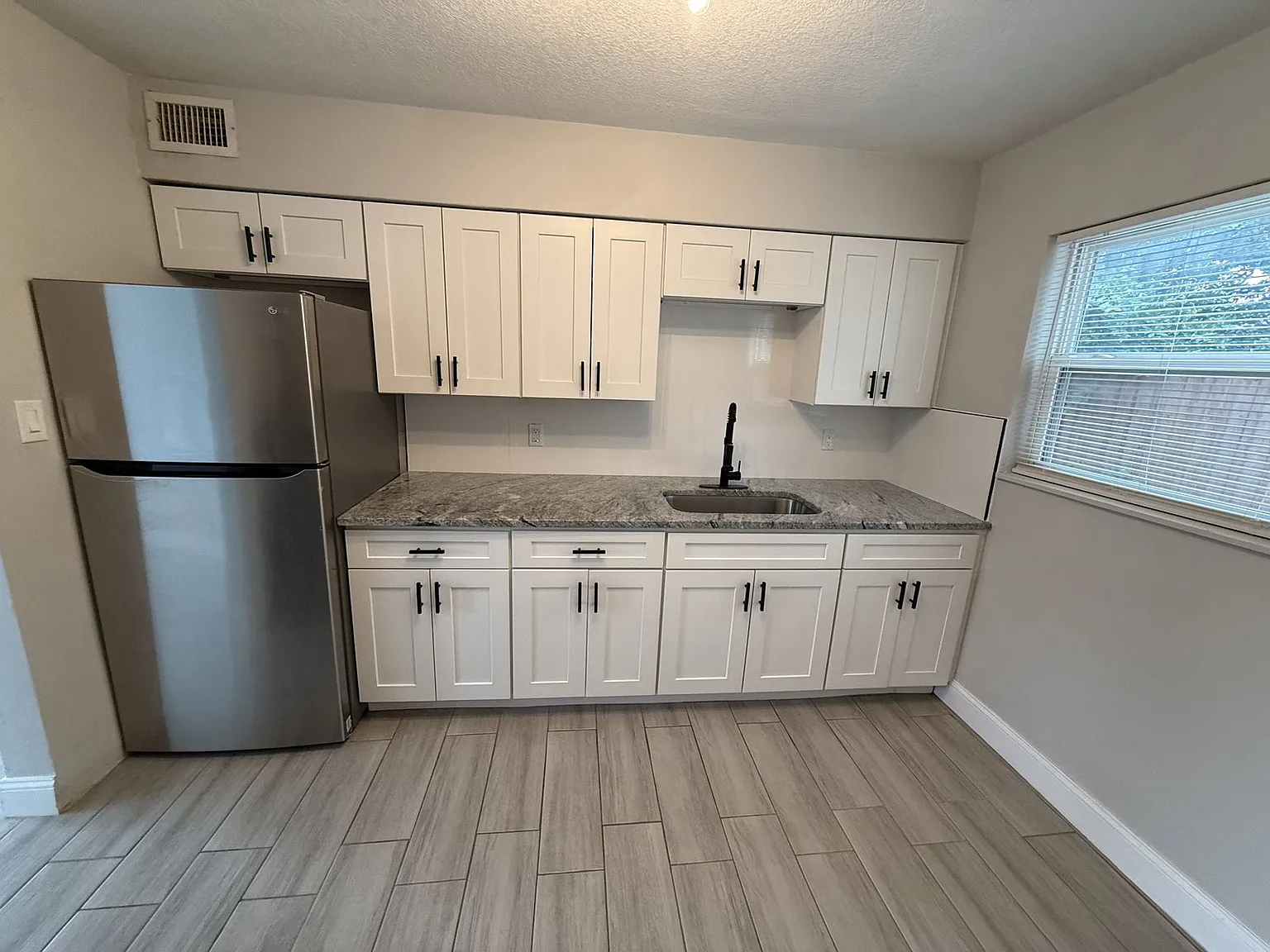 2 bed, 1.0 bath, 702 sqft, $1,595 — Photo 1