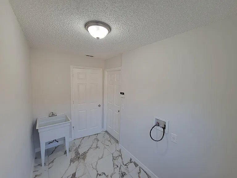 1907 Escambia Ln — Photo 35