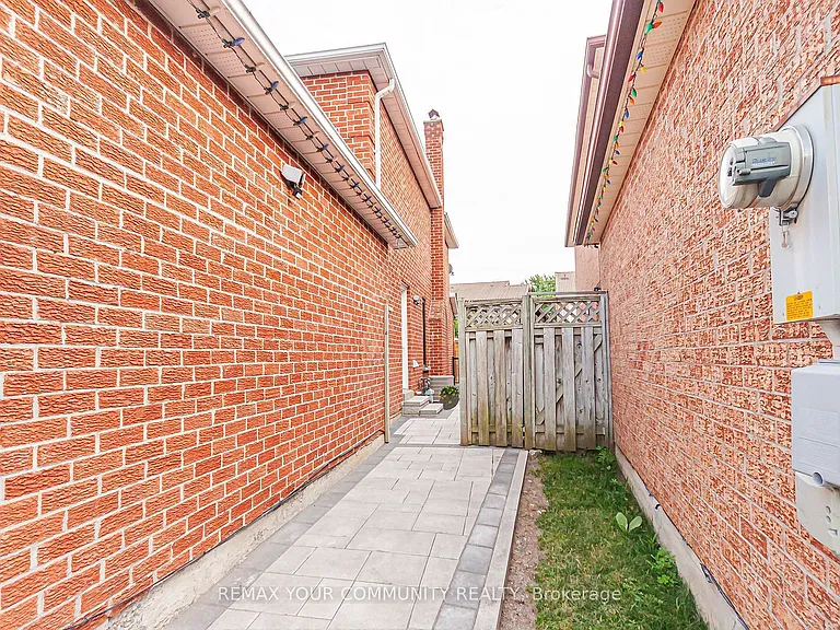 33 Durness Ave #BASEMENT — Photo 2
