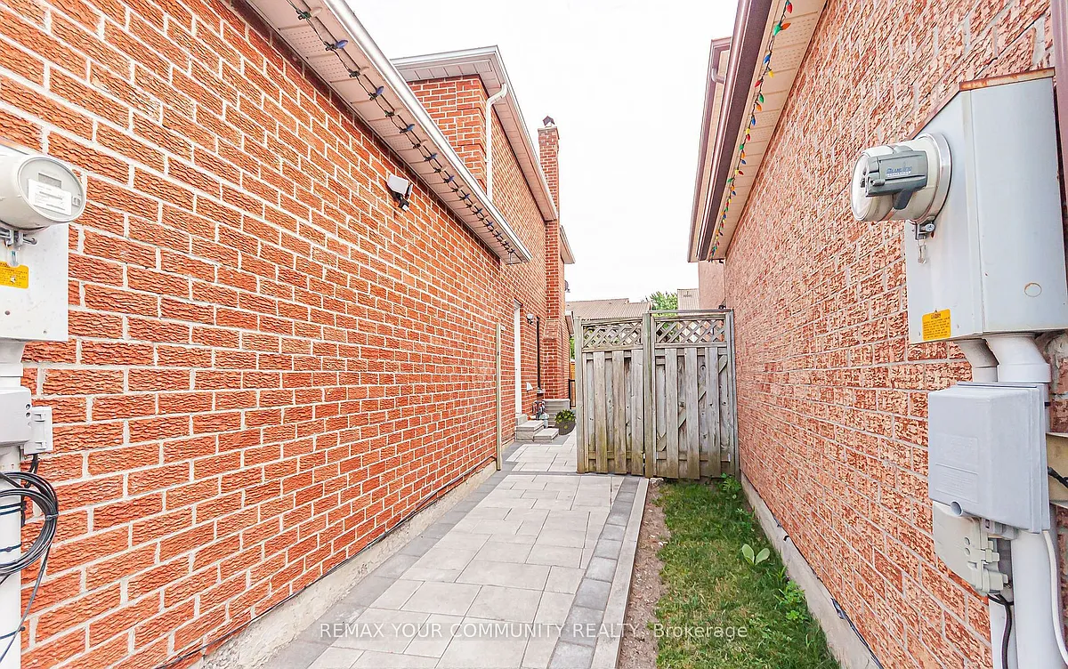 Building Photo - 33 Durness Ave #BASEMENT