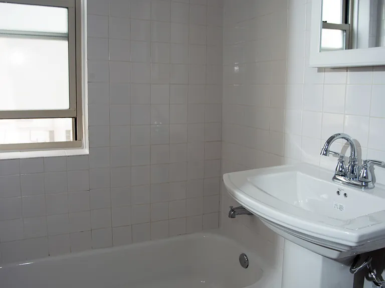 5737 N Kenmore Edgewater Apartments — Photo 5
