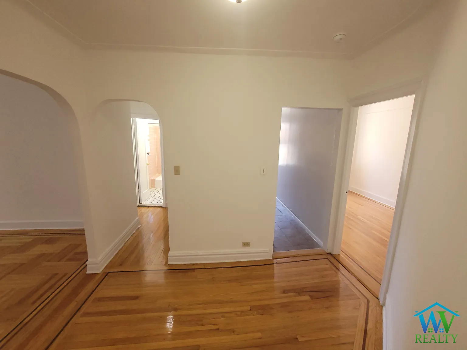 2 bed, 750 sqft, $2,300 — Photo 4