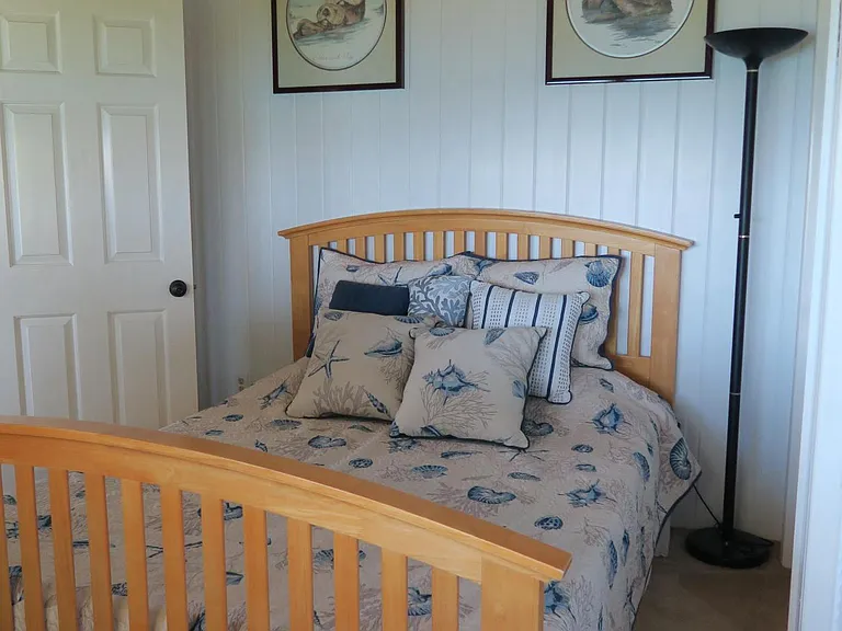 Down stairs queen size bed in bedroom