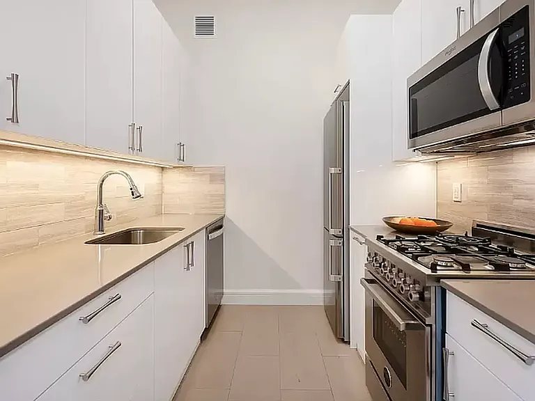 110 Greenwich St #4A — Photo 4