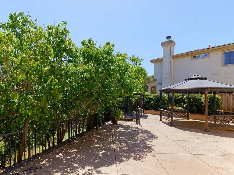 1012 Trailside Dr — Photo 35
