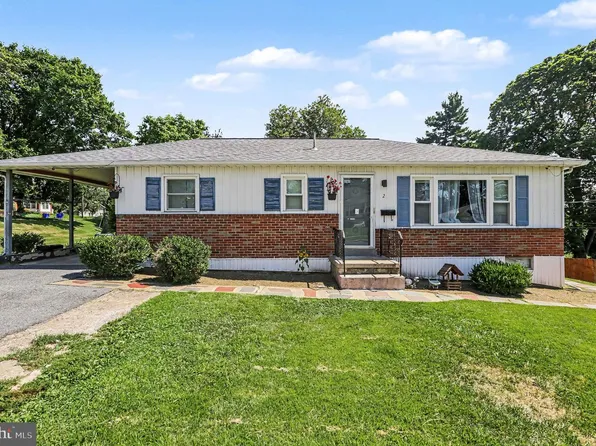 2 Hunter Ln, Camp Hill, PA 17011