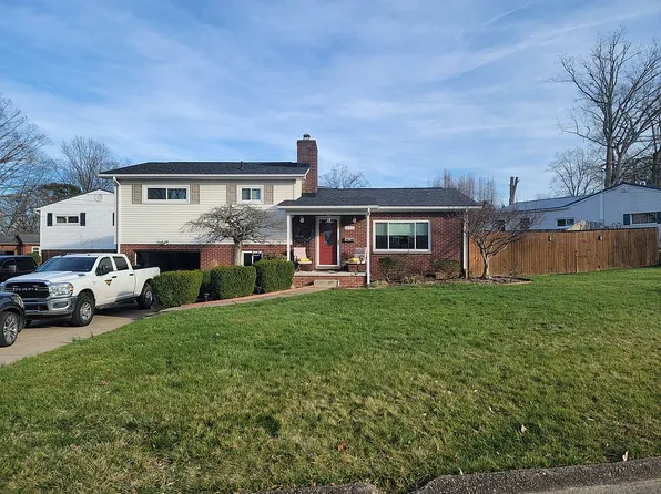 1124 Summit Dr, Saint Albans, WV 25177