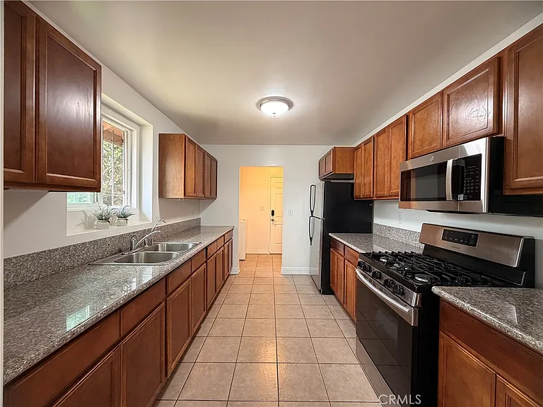 10202 Doty Ave — Photo 4