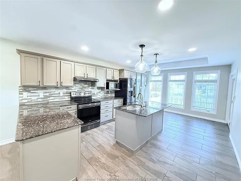 170 Diane Cres — Photo 5