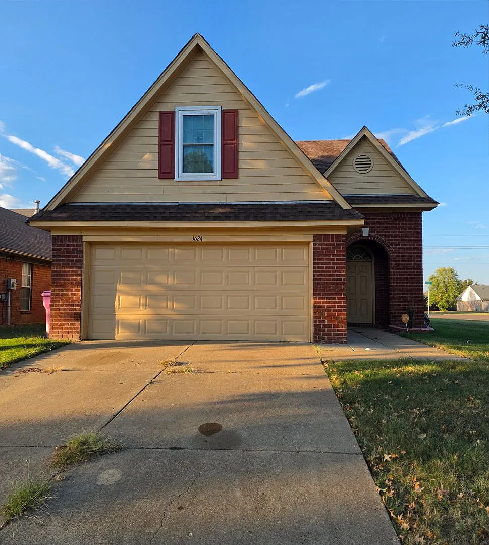 Spacious 3-Bedroom Home with Bonus Room and Main-Level Primary Suite! — Photo 1