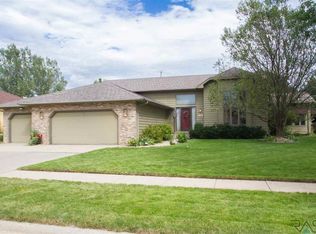 1012 N Shenandoah Cir, Sioux Falls, SD 57103