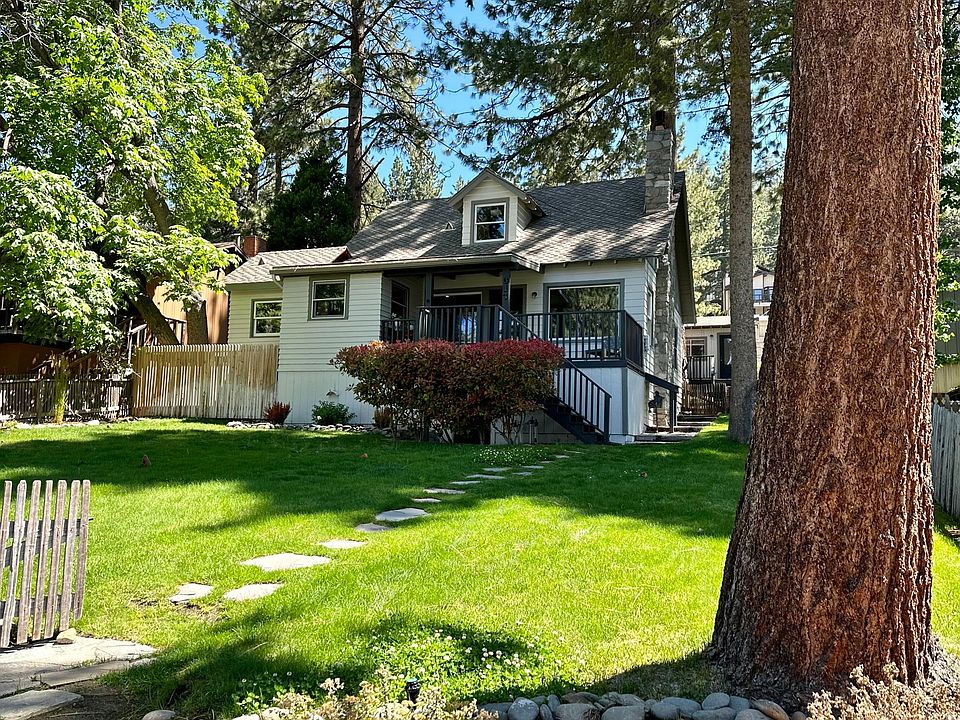 Idyllic cottage in Marla Bay with large lot and fenced yard.