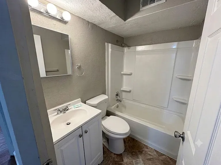 Shannon - 2440 — Photo 12