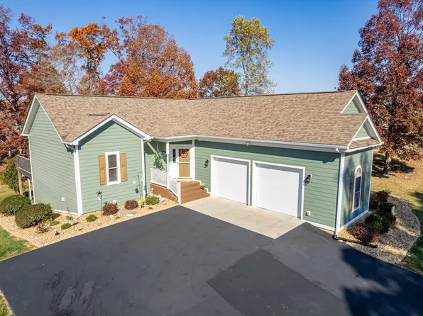 1066 Joffrey Dr, Huddleston, VA 24104